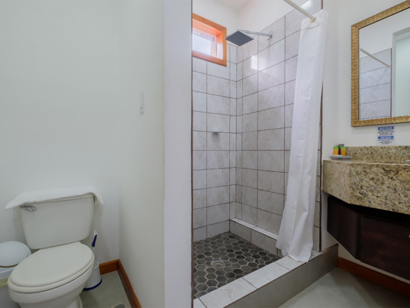 7_ GB F203 - Bathroom2