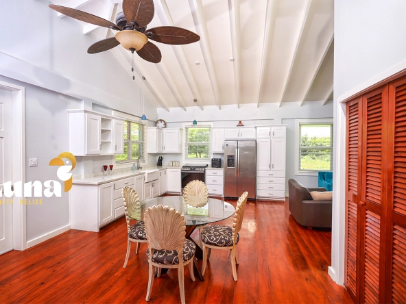 Casa Blanca - Living room and kitchen